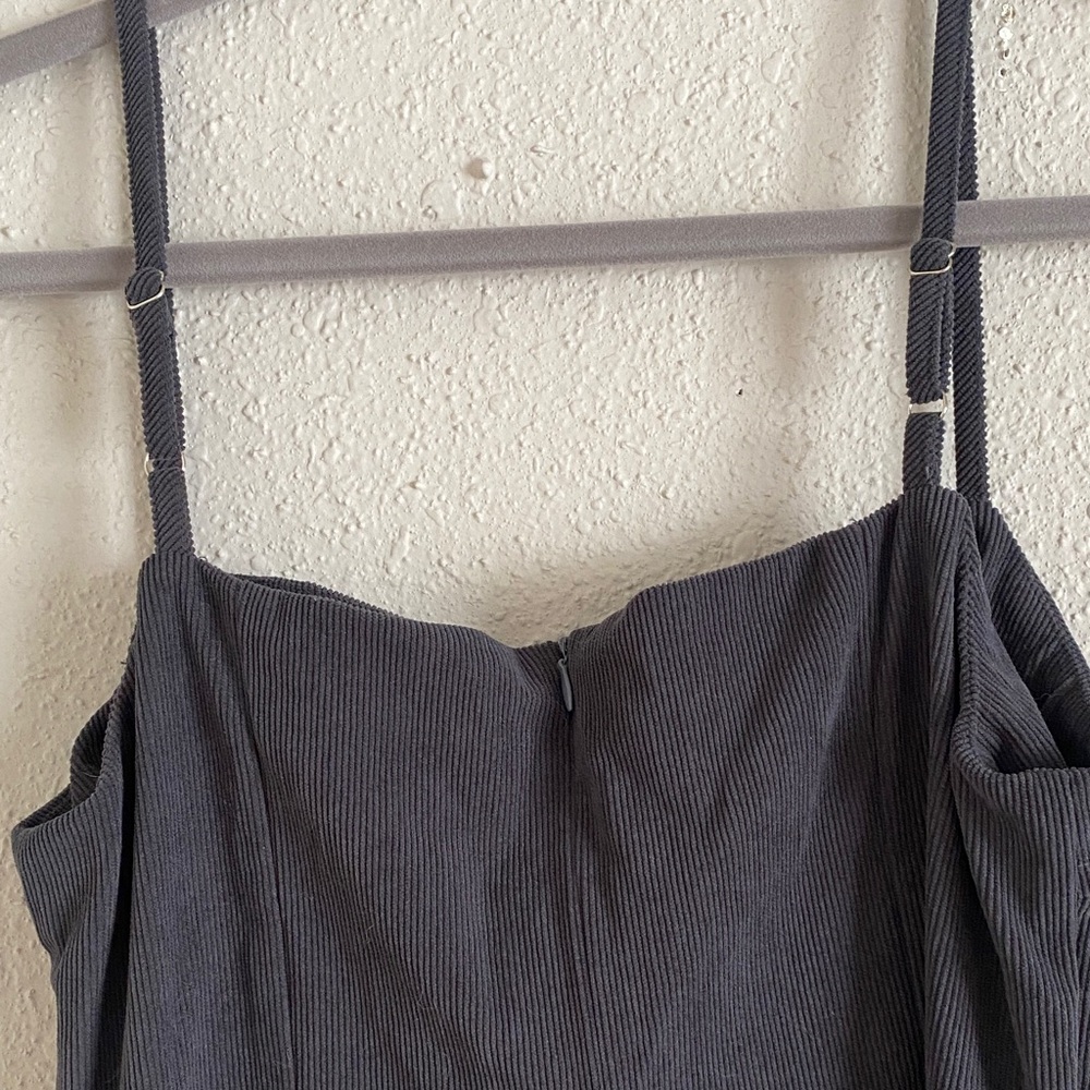Chic Black Button-Down Midi Dress - Picture 7 of 9